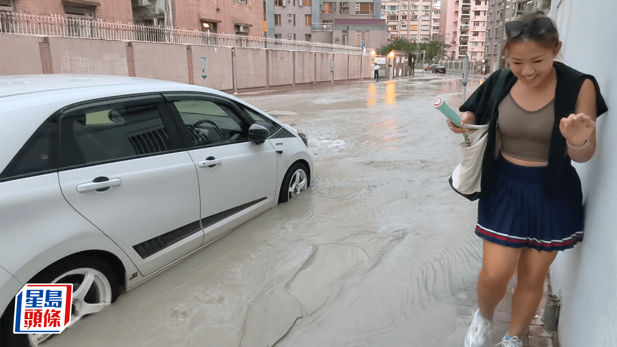 九龍城士他令道爆水管 路面變澤國水深及小腿 途人涉水而行