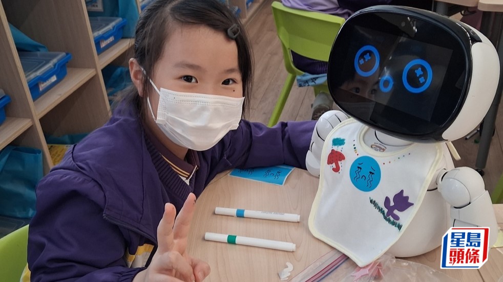 教大研AI機械人 引導小學生訴心聲