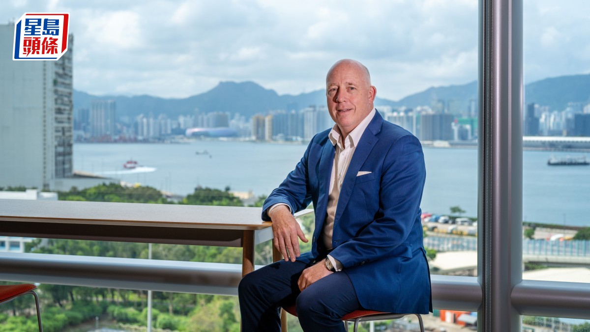 《The Standard》專訪︱讚揚普通法制度及獨特門戶作用 政府地契續期穩信心 英商會主席蕭子銘：香港將迎來更佳發展