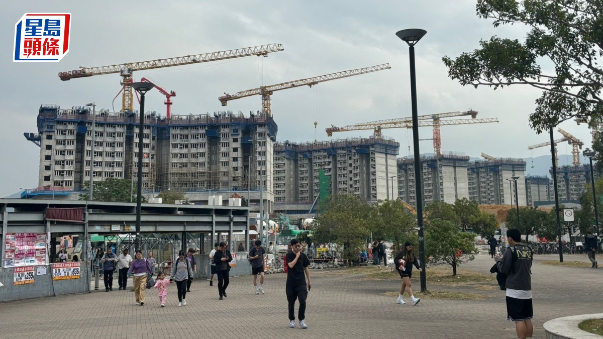 宏福苑︱房屋局解說專隊帶業主視察錦上路匯熙苑  籲6.30前交表爭取首批揀樓