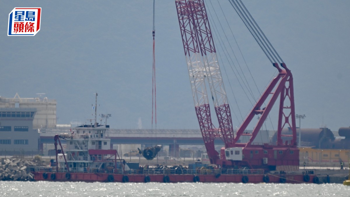機場貨機墮海|內地兩打撈船齊集到港 吊起多個機件包括疑似引擎 機場貨機墮海|內地兩打撈船齊集到港 吊起多個機件包括疑似引擎