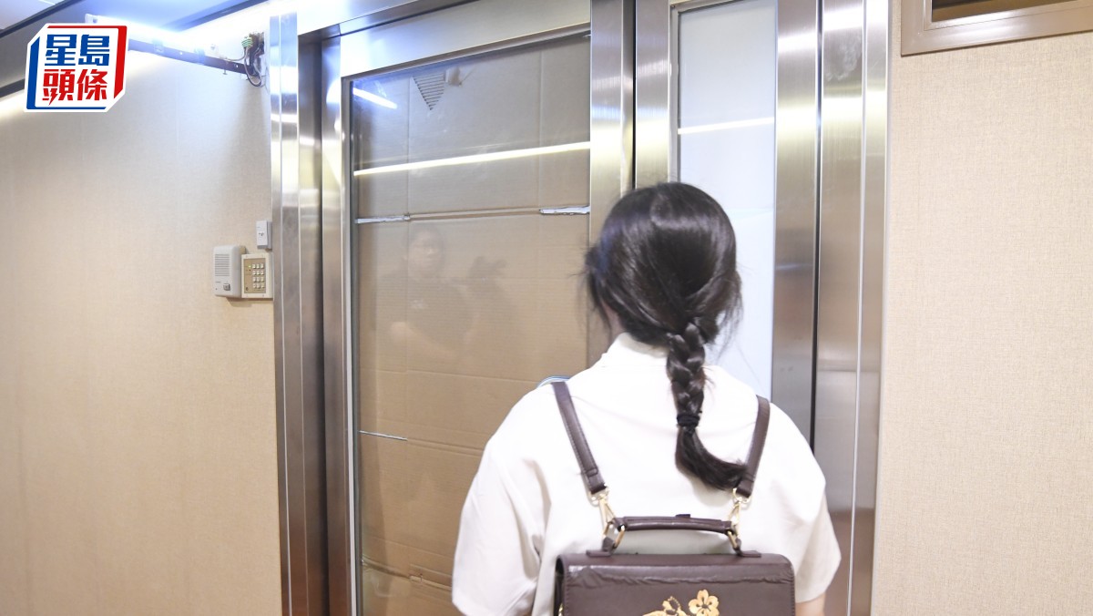 日月星旅行社涉威脅內地團友購物遭釘牌 公司大門用紙皮封上 仍有着燈惟無人應門