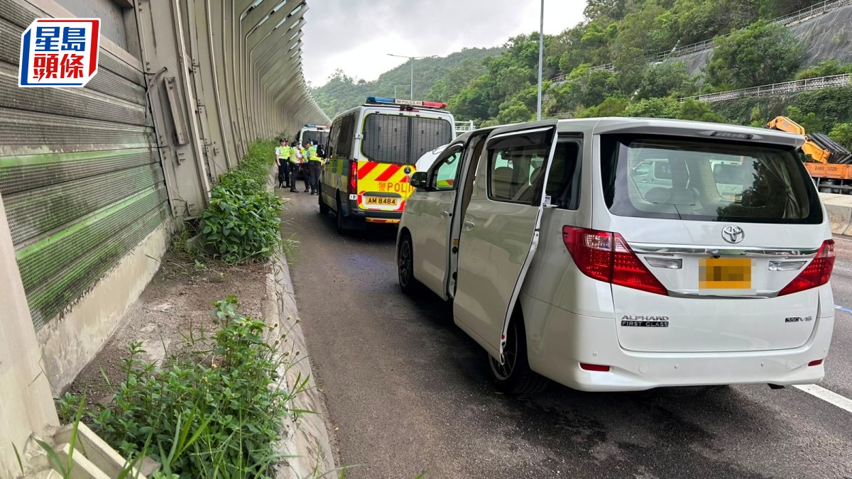 屯門公路可疑七人車「舞龍」  警截停司機搜查
