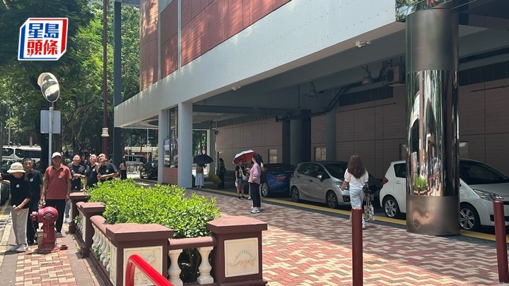 香港科學館天台中央冷氣冒煙 籠罩燶味約200人疏散