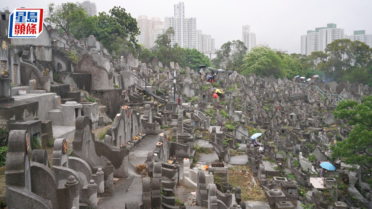 清明節｜大雨兼與復活節重疊 掃墓人流減 紙紮舖：金價貴到飛起 人人「買金」燒俾先人