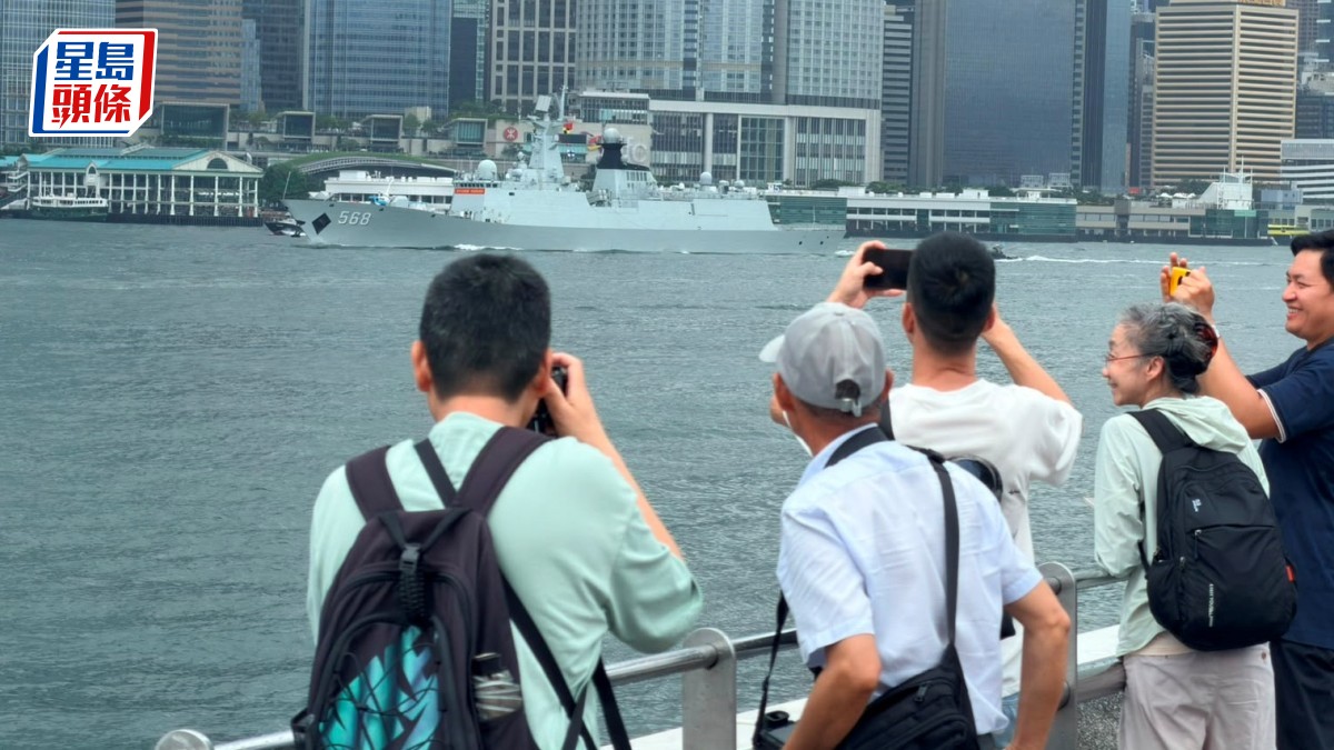 南寧艦衡陽艦離港｜市民不捨歡送編隊 期望明年軍艦再來