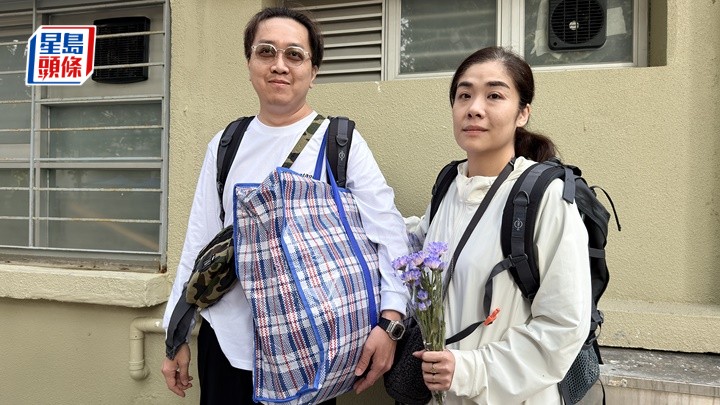 宏福苑執拾｜劫後重遇相擁而泣  居民帶同鮮花悼念罹難鄰居