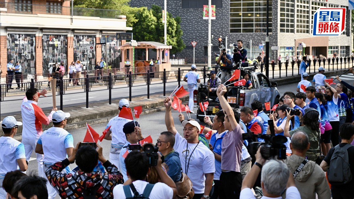 全運會︱大批市民夾道為火炬手歡呼打氣 學生見證歷史時刻感開心又激動 全運會︱大批市民夾道為火炬手歡呼打氣 學生見證歷史時刻感開心又激動