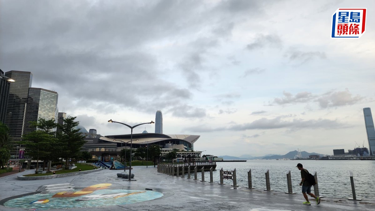 天文台｜大致多雲 有幾陣驟雨及雷暴 日間最高氣溫約30度
天文台清晨5時30分發出特別天氣提示，指珠江口一帶持續有雨區發展並逐漸靠近，預料會在未來數小時影響本港。市民請留意天氣變化。 一道廣闊低壓槽正為南海北部及廣東沿岸帶來驟雨及雷暴。 本港地區今日天氣預測，大致多雲，有幾陣驟雨及雷暴，部分地區驟雨較多。日間最高氣溫約30度。吹和緩東至東南風，稍後離岸風勢清勁。 展望明日部分地區雨勢較大。隨後一兩日天氣仍然不穩定。 一道廣闊低壓槽會在未來兩三日繼續為南海
