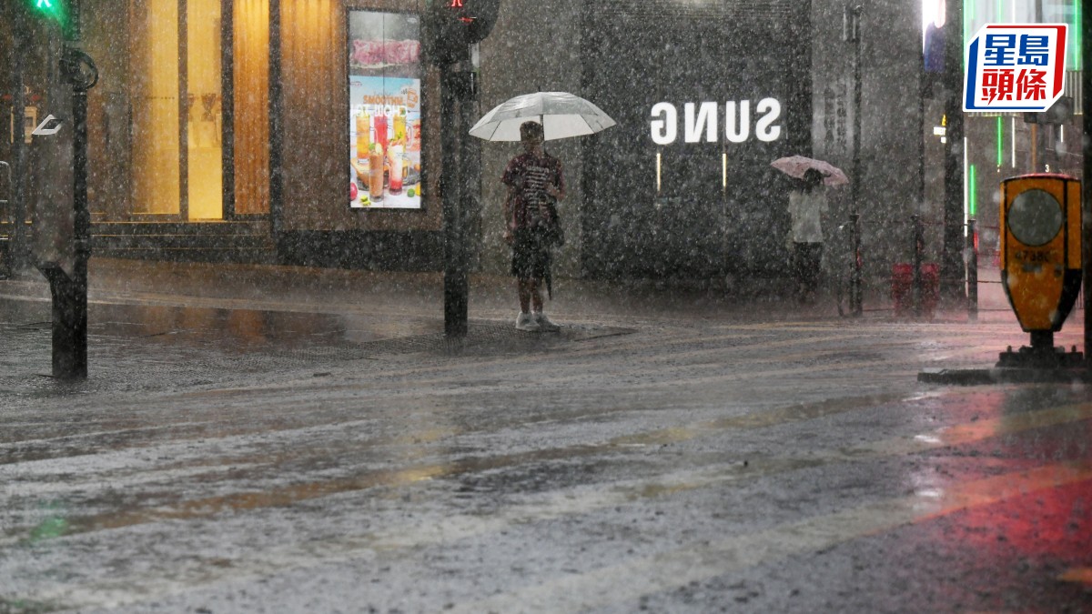 天文台｜發特別天氣提示  明日起早晚驟雨較多   周日及周一雨勢有時頗大及有狂風雷暴