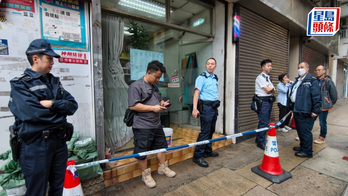 西環髮型屋店員被搶金鏈 深水埗起回贓物 兩男子沙田被捕
西環西祥街一間街坊髮型屋，今日（15日）下午4時許53歲男店員報案，表示有兩名陌生男子進入店舖後，突然搶走其頸上一條約值5000元的金鏈，之後逃之夭夭。警方調查後，在沙田區拘捕兩名涉案男子，並於深水埗一金行起回涉案金鏈，被捕人現正被扣留調查。 據了解，疑犯作案後疑前往深水埗，到福榮街及北河街交界一金行企圖銷贓，警員遂趕至搜索匪蹤。 事件中店員幸無大礙，拒絕送院。西環現場所見有多名警員在店舖內外蒐證