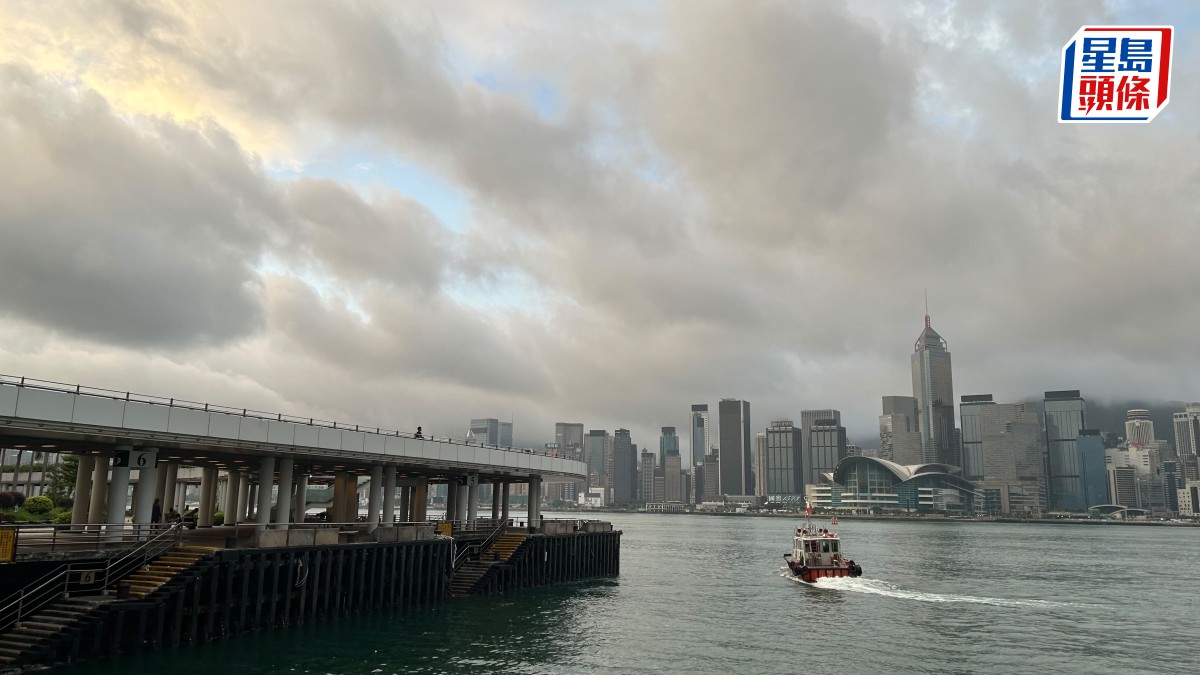 Hong Kong ngày 26/7 có mây nhiều, gió giật mạnh, mưa rào và dông, nhiệt độ cao nhất khoảng 29 độ (Ảnh: 星島頭條)
