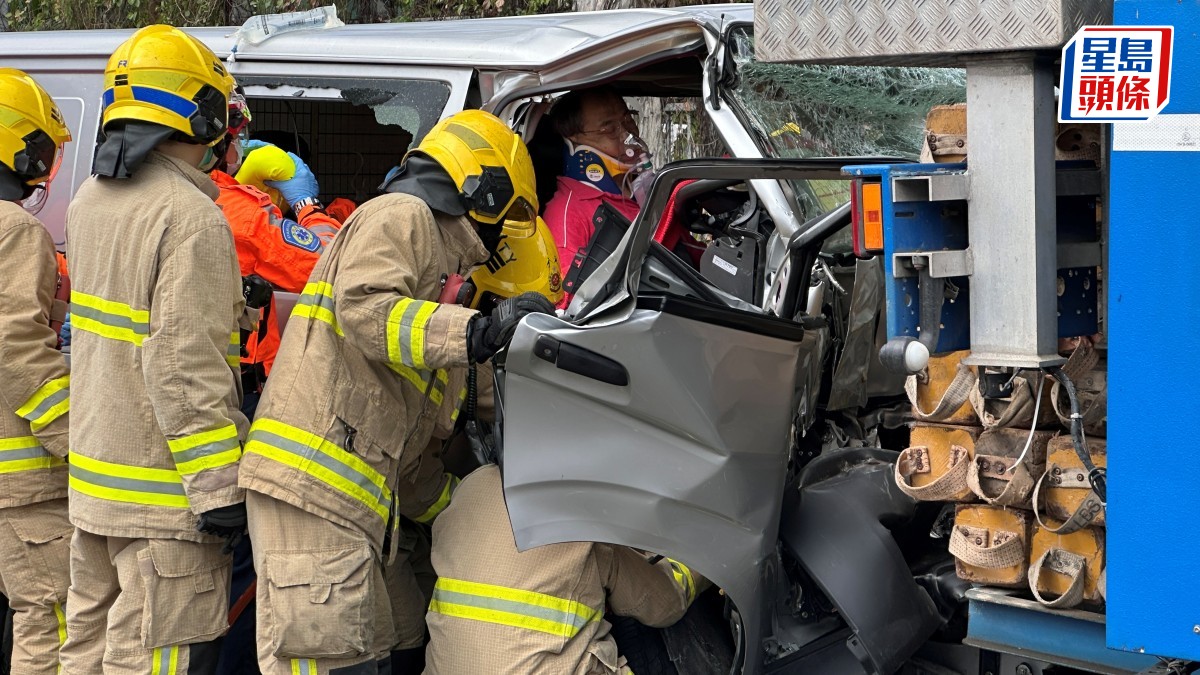 青衣輕貨猛撞吊臂車車尾 司機被困句鐘救出 航運路近4號迴旋處全線封