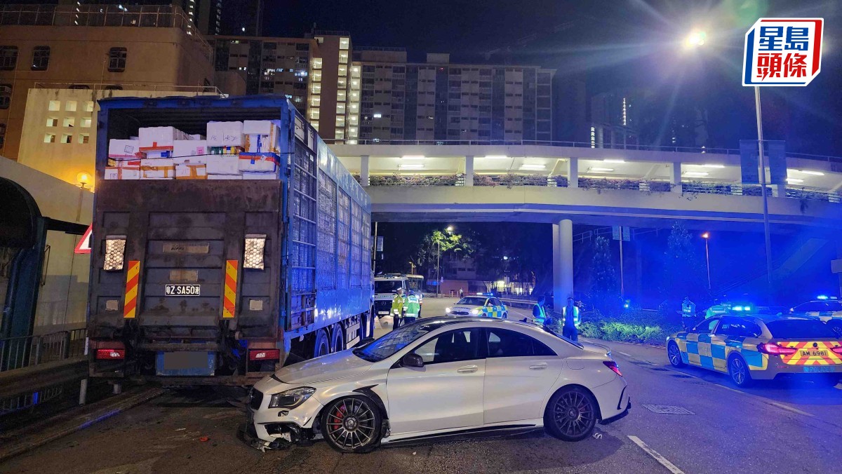 大窩口Benz失控越線撞貨車 男司機半昏迷送院搶救 大窩口Benz失控越線撞貨車 男司機半昏迷送院搶救