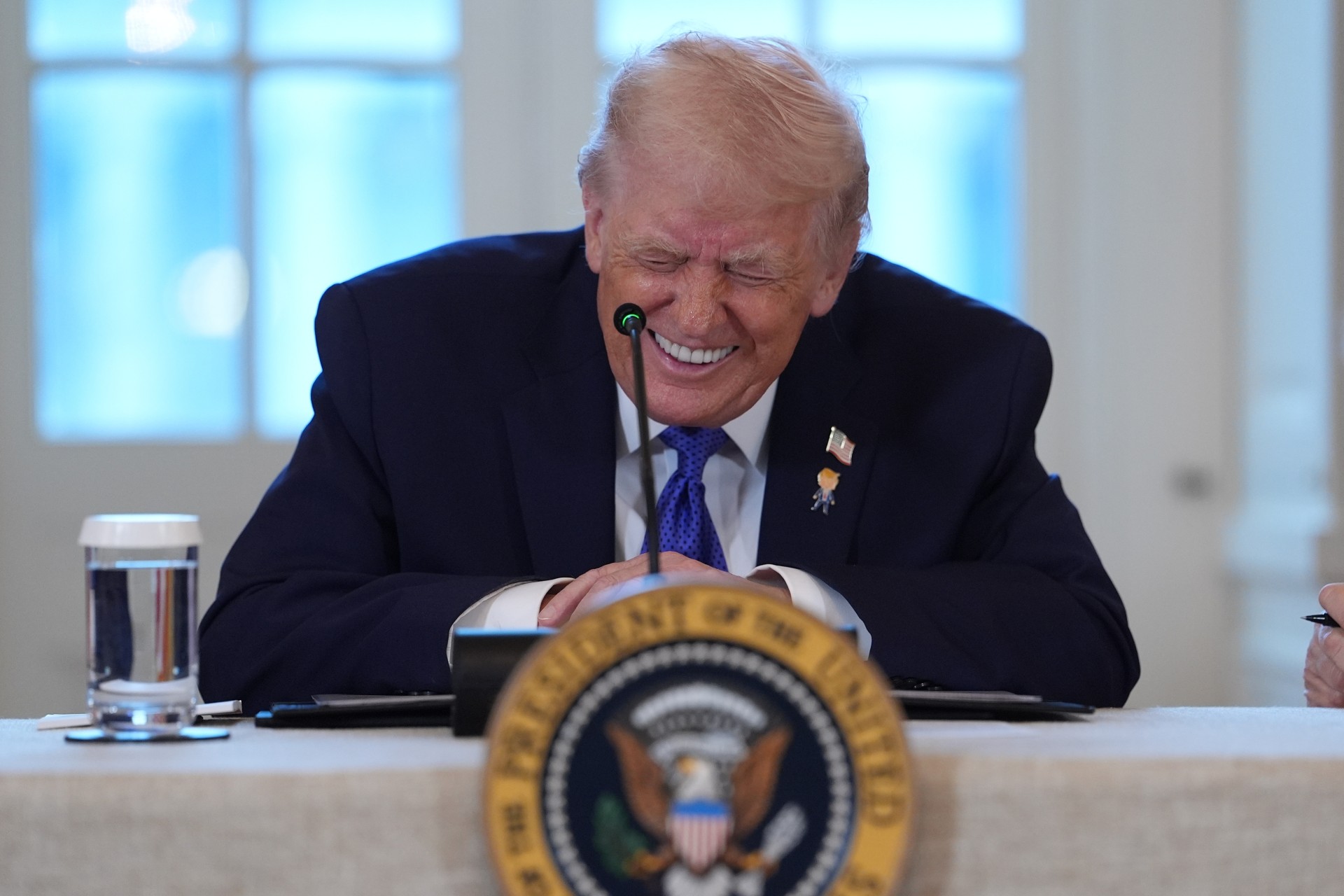 胸前別Happy Trump徽章 特朗普自稱從沒快樂過 又證實沒用減肥藥