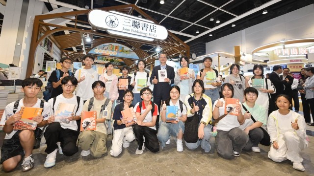 香港書展︱陳茂波和初中學生參觀攤位鼓勵學習AI 介紹輯錄習近平談治國理政著作