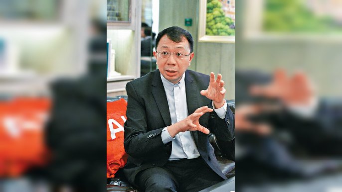 ﻿■詹振聲不時擔任面試考官，相信集團有能力培訓年輕人成為精英。