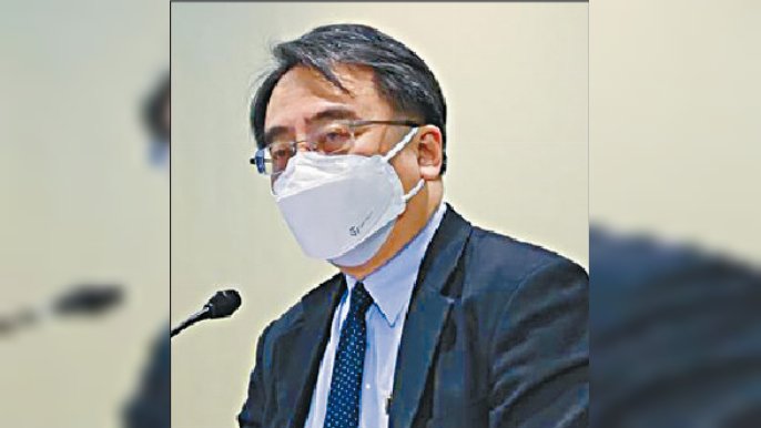 ■金澤培解答傳媒提問時，被發現戴印上好似「5 1」字樣的口罩。
