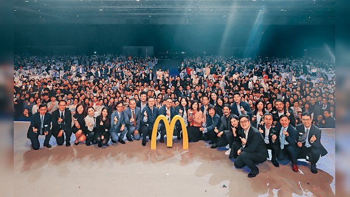 香港麥當勞行政總裁黎韋詩喺年度晚宴同逾8000名員工開心慶祝龍年。