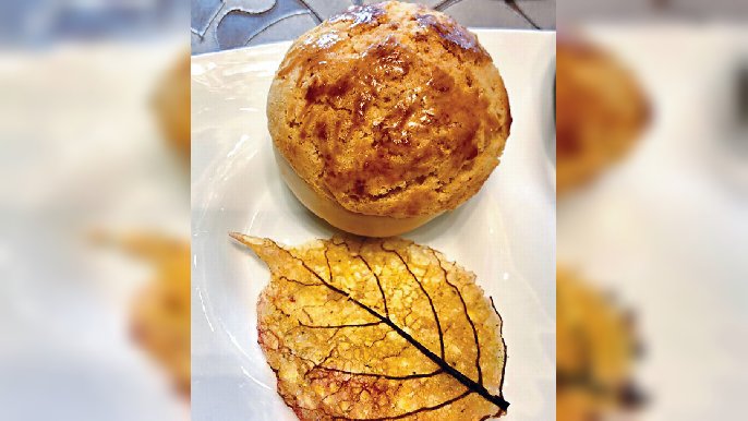 ■「萬豪金殿」的菠蘿叉燒餐包配法國薯片紅葉
