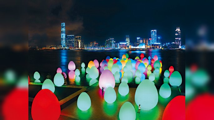 本港文化盛事連連，其中包括「藝術@維港」的夜光蛋戶外展覽。
