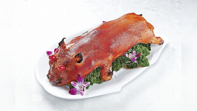 ■富臨全包宴包括最受歡迎嘅龍蝦，仲有鴻運脆皮乳豬全體等好意頭菜式。
