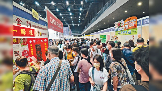 ■場內人頭湧湧，市民爭住掃平貨。
