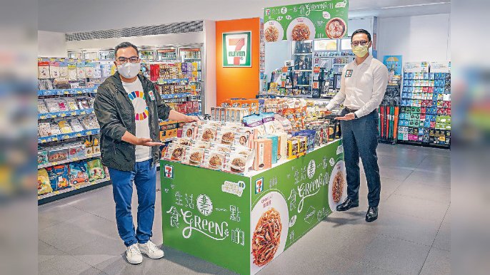 ■Green Monday創辦人楊大偉（左）及7-Eleven香港及澳門常務董事劉家昌（右）介紹7字仔賣嘅素食產品。    