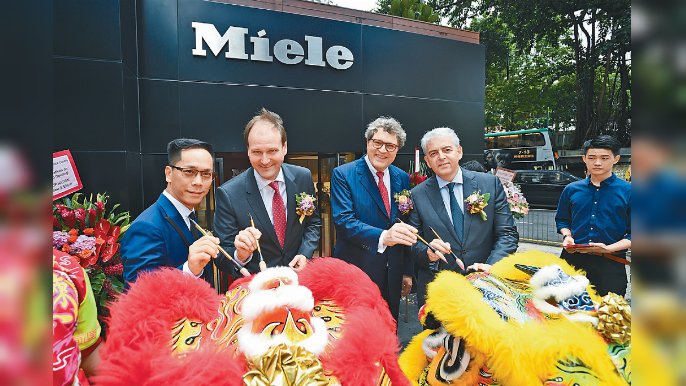 ■Kenny（左一）自九九年加入Miele，圖為一七年時，他與德國總公司高層出席香港分部二十周年活動。