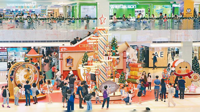 ■新地斥資逾二千萬作聖誕節推廣，推多項節日主題裝飾吸引家庭客。