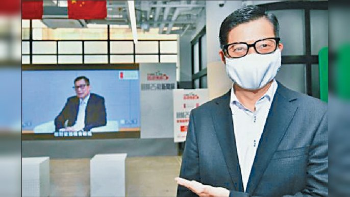 ■鄧炳強站在受訪報道前留影。
