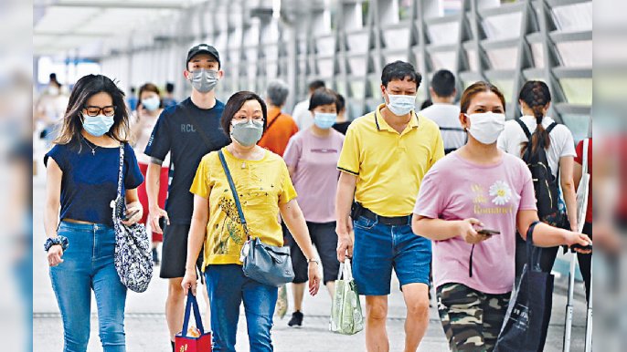 ■天文台昨早發出酷熱天氣警告，市區最高氣溫達三十三度。
