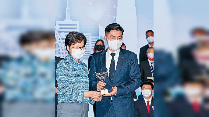 ■劉毅（右）在第7屆香港義工聯盟「傑出義工嘉許禮」中被香港深圳社團總會義工團提名並榮獲「傑出義工領袖獎」。