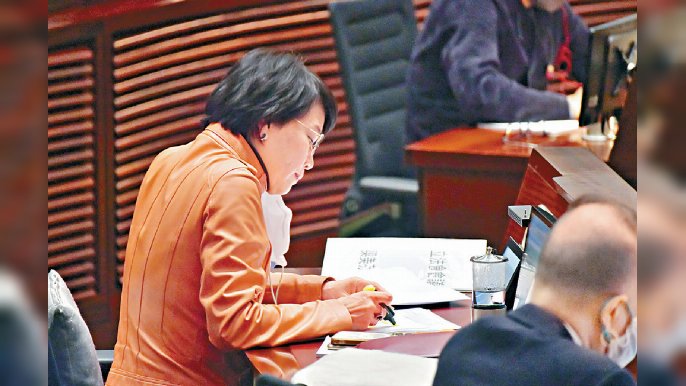 ■經民聯梁美芬着咗件淺橙色牛仔褸，時尚又搶眼。
