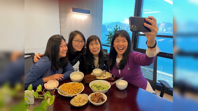 飯香透著人情味，生活再忙碌，吃飯時大家都會笑逐顏開。袁隆平讓千千萬萬的人吃飽肚子，也讓千萬個家庭得享一起吃飯的溫馨。
