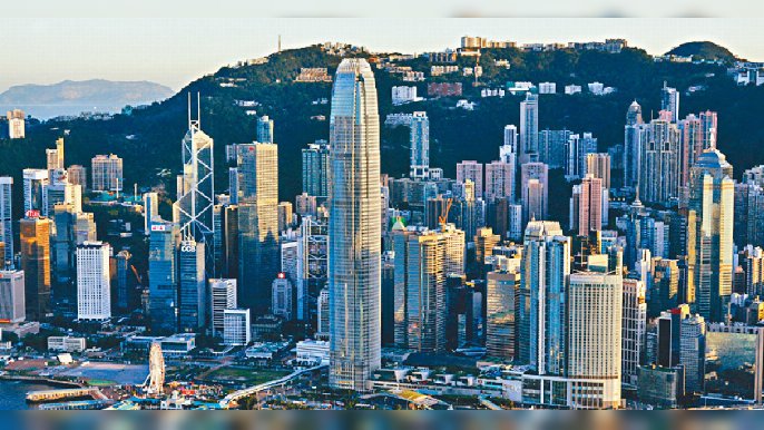 ■筆者認為，放寬禁飛令及「理順」入境本港的檢疫令，無疑是挽留人才、力保香港國際金融中心地位的第一步。資料圖片
