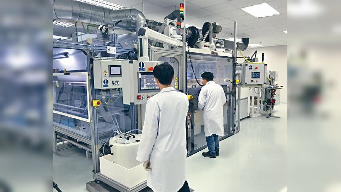 ■納米纖維殺菌防毒口罩因為摒棄咗傳統物料熔噴靜電棉，改由靜電紡絲設備生產的納米纖維網（Nanofiber）。維特健靈提供
