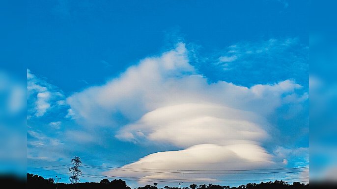 ■波浪起伏嘅「莢狀雲」，睇落好似一個飛碟掛在天空中啊!  
