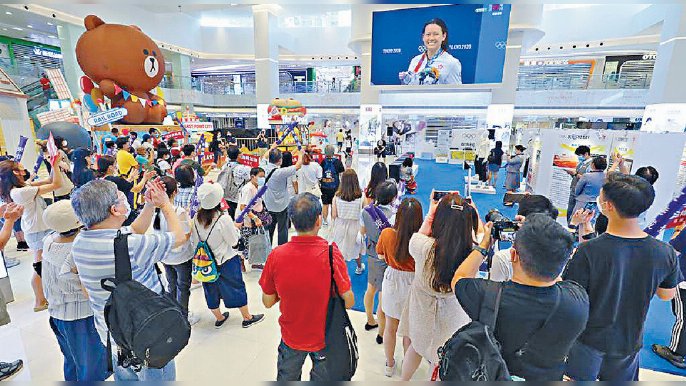 ■市民聚集在東港城一樓中庭為港隊打氣。
