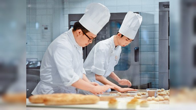 ■今年「2023年世界技能大賽香港代表選拔賽」新增「烘焙」比賽項目，選手需展現烘焙技巧及注重細節的態度等，製作美觀而味美的包餅。
