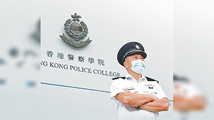 伍啟光  加入警隊42年
