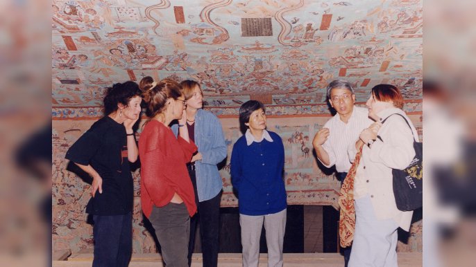 1988年，樊錦詩院長與專家團隊考察莫高窟，採討數碼化方案。