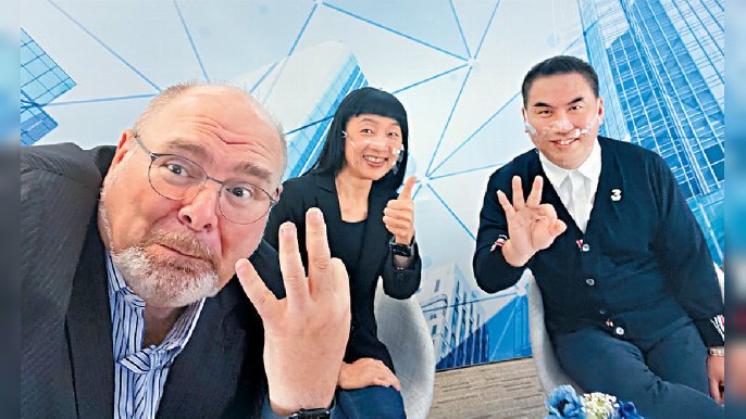 ■古星輝（右）與業界人士，就香港發展為互聯城市有建設性嘅討論。

