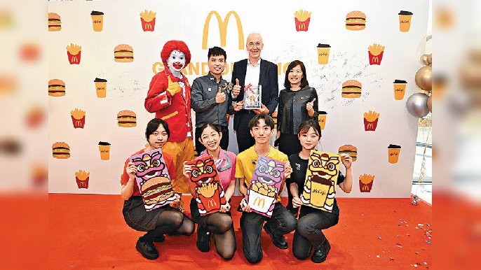 ■香港麥當勞行政總裁黎韋詩（後排右一）為員工帶來喜訊，每人可獲派發港幣500元「麥麥打氣」利是。