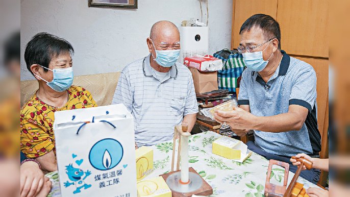 ■中秋佳節前夕，義工們探訪寮屋區長者，送上溫情祝福，煤氣公司副常務董事黃維義（右一）亦親身參與。
