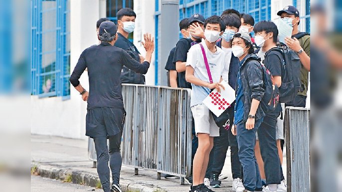 ■一眾考生在試場外野生捕獲發哥！
