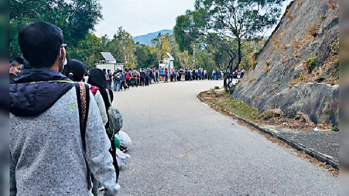 ■過去的周日，東壩小巴站有200幾人排隊。
