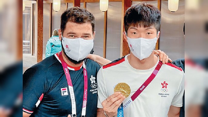 ■香港男花法籍教練Greg除咗教劍外，仲陪張家朗一齊冥想。
