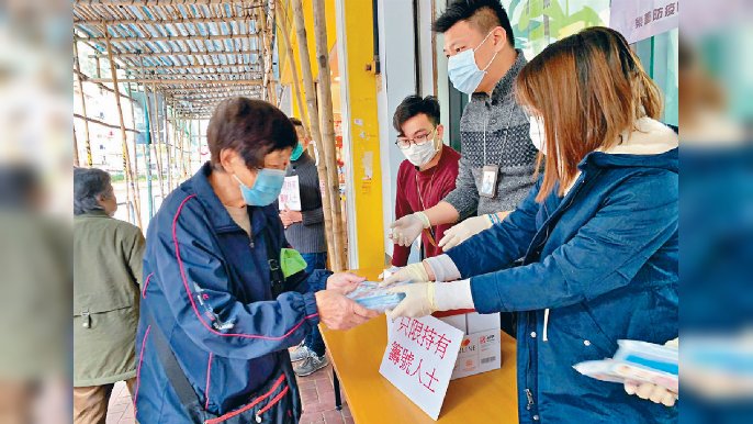 ■樂善堂口罩銀行昨天起向基層市民派發口罩。
