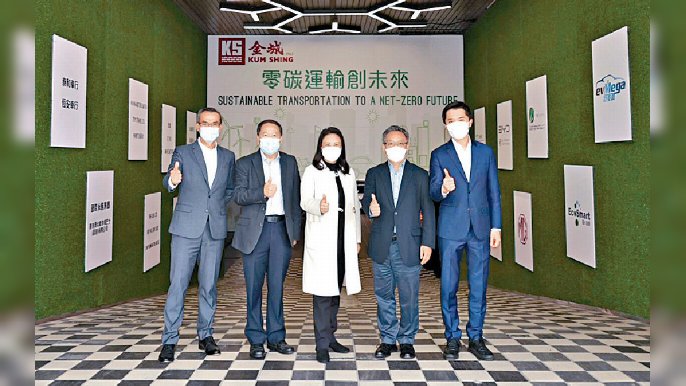 ■左起：金城營造集團特別顧問周憲本、運輸署助理署長羅慶新、立法會議員葛珮帆、環保署助理署長梁啟明、金城營造集團行政總裁王紹恆。